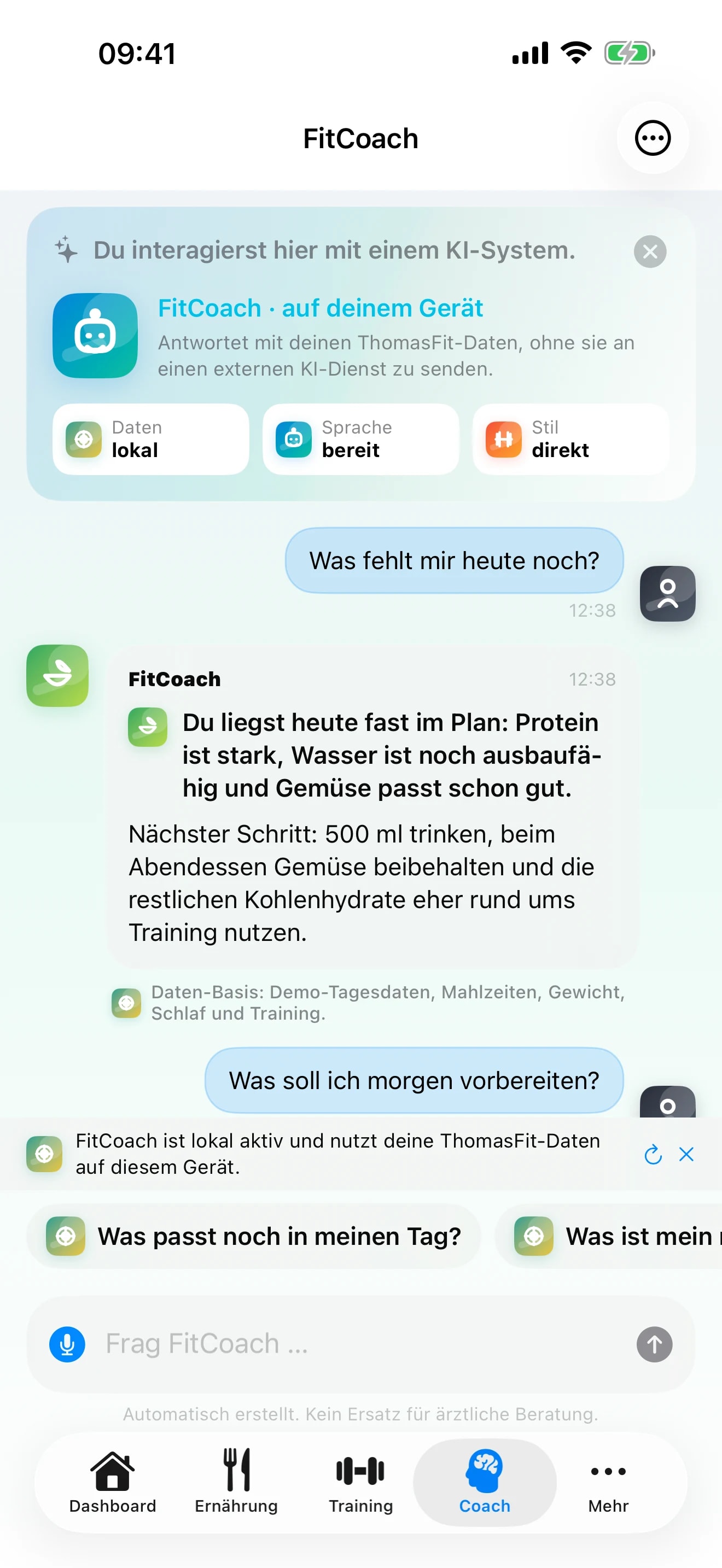 Aktueller FitCoach-Dialog mit Kennzeichnung als KI-System, lokalen Daten, Sprachstatus, Antwort und Schnellfragen.