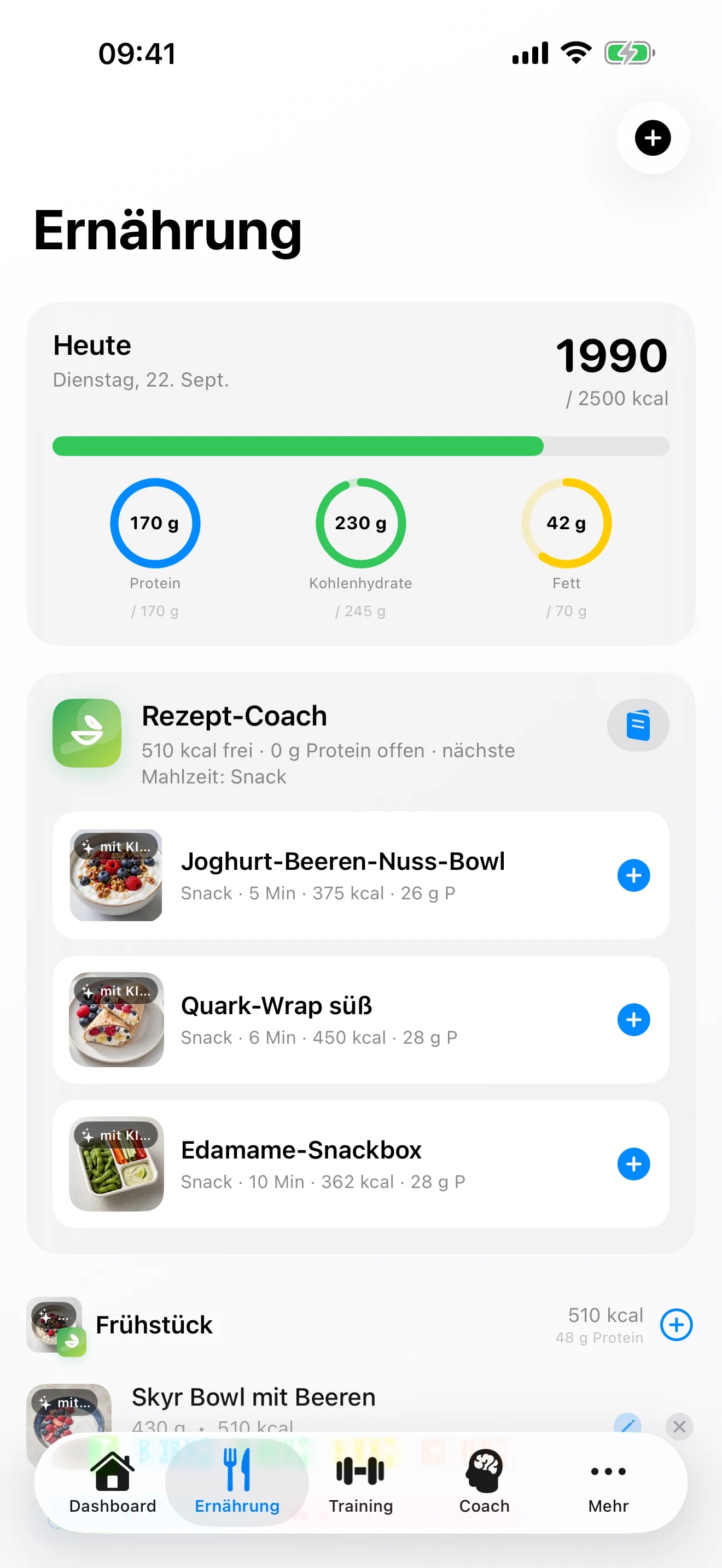 Aktuelle Ernährungsansicht mit Kalorien, Makros, Rezept-Coach und erfassten Mahlzeiten.